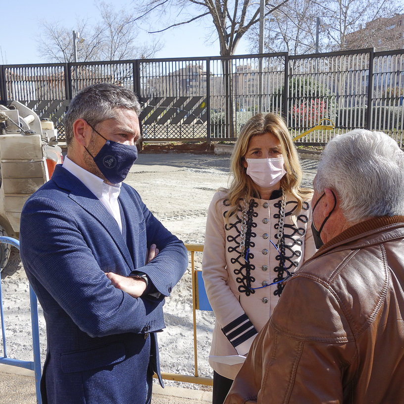 ©Ayto.Granada: EL AYUNTAMIENTO ATIENDE UNA DEMANDA HISTRICA DE ZAIDN-VERGELES CON LA RENOVACIN DEL PAVIMENTO DE ENTRADA AL PARQUE CARLOS CANO